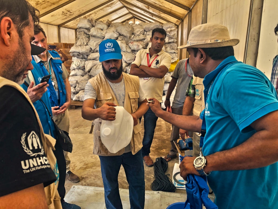 Una delegación del Fondo Humanitario Thani Bin Abdullah Bin Thani Al-Thani recibe información sobre productos distribuidos a refugiados rohingya en Cox's Bazar, Bangladesh