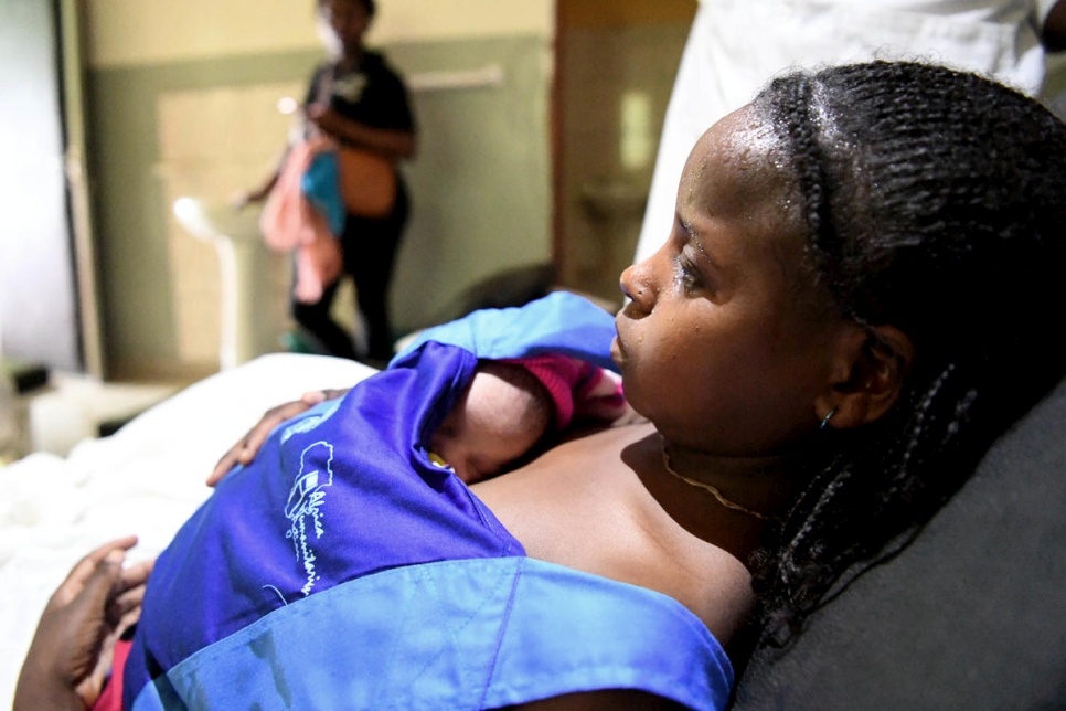 Una madre de 16 años en el hospital Gaoura Boulaï sostiene a su bebé contra su pecho para mantenerlo caliente.