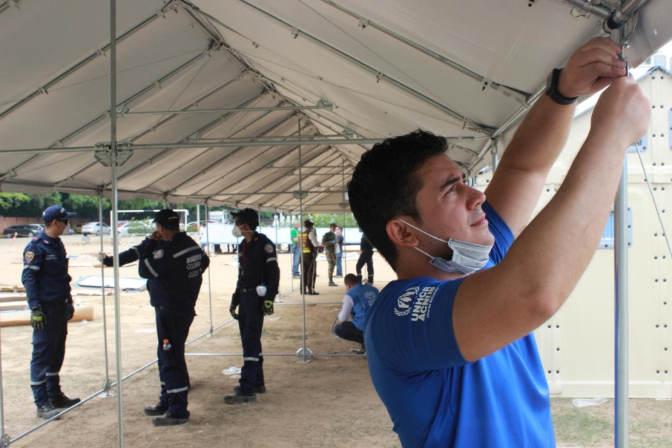 Personal de ACNUR construyendo una carpa médica temporal a las afueras del hospital Erasmo Meoz, en Cúcuta, Colombia, como parte de la respuesta reforzada frente al COVID-19. La carpa tiene capacidad para atender a 72 pacientes. 