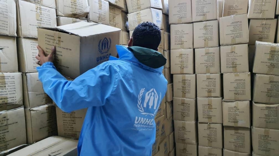 Un trabajador de ACNUR prepara el material de ayuda humanitaria para su posterior distribución a personas desplazadas vulnerables en Libia. Febrero de 2020. 
