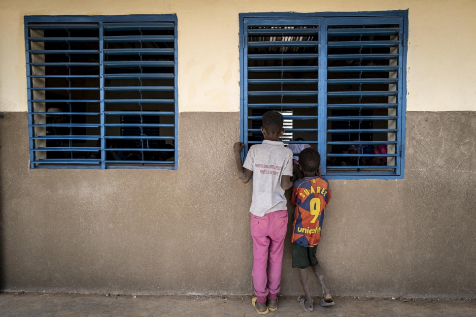 Dos jóvenes malienses se asoman a un aula en una escuela en el campo de refugiados de Goudoubo en Burkina Faso, donde la creciente inseguridad había obligado a los maestros a quedarse en casa desde finales de 2019. 