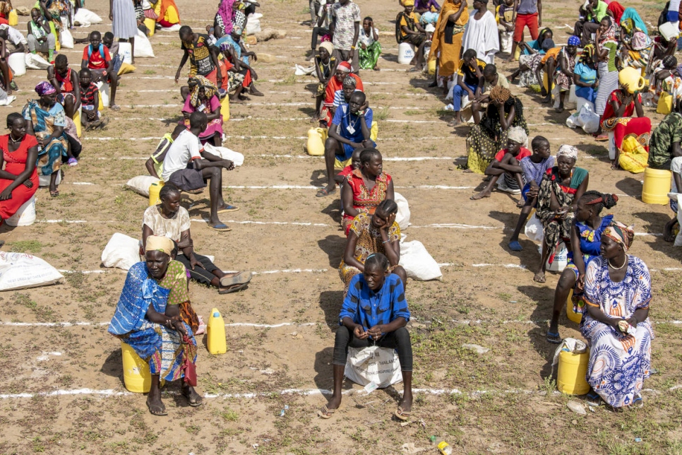 Refugiados sursudaneses practican el distanciamiento social mientras esperan la distribución alimentaria en el campo de Kakuma, en Kenia.