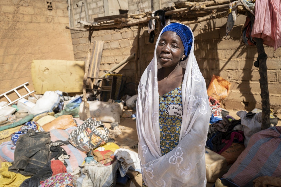 Zeinabou Sawadoga tiene 42 años y es desplazada interna. Actualmente vive con su familia al raso en el patio que les están cediendo unos familiares en Kaya, en Burkina Faso. En estos momentos está buscando cobijo en esta localidad.