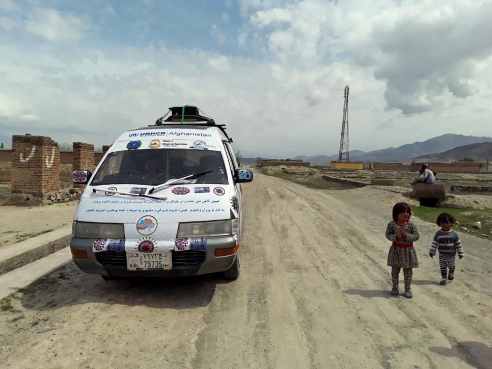 Una camioneta con altavoces circula por las afueras de Kabul para informar a los residentes sobre las medidas preventivas contra la pandemia de Covid-19. Se están llevando a cabo campañas de sensibilización similares en todo Afganistán.