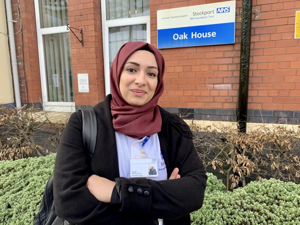 Hadir, refugiada e investigadora científica reasentada desde Irak, trabaja como voluntaria en el departamento de oncología del Hospital Stepping Hill en Stockport, en Reino Unido. Foto de archivo de enero de 2020.