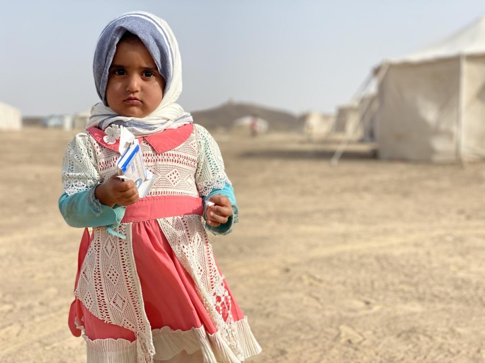 Gomia, una niña yemení de 2 años desplazada por el conflicto en Al Jawf, delante de la vivienda donde vive con su familia en un campo para personas desplazadas en Marib. Gomia llegó hace 5 días con sus padres y 8 hermanos. Han sido desplazados tres veces desde el principio de la guerra. 