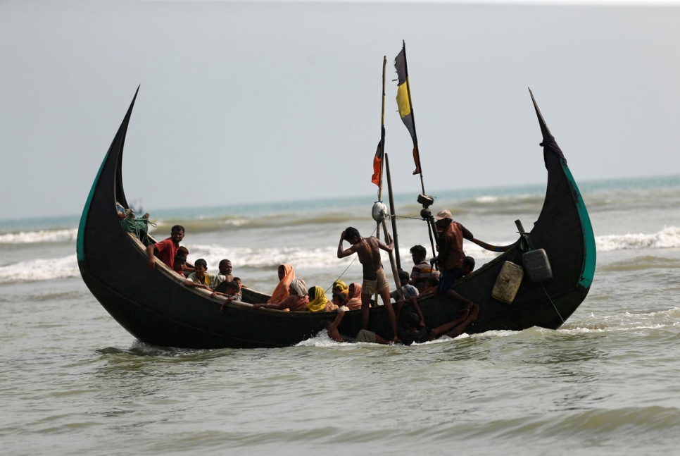 Refugiados rohingya llegan por barco en Teknaf, Bangladesh, en septiembre de 2017, tras cruzar la bahía de Bengala.
