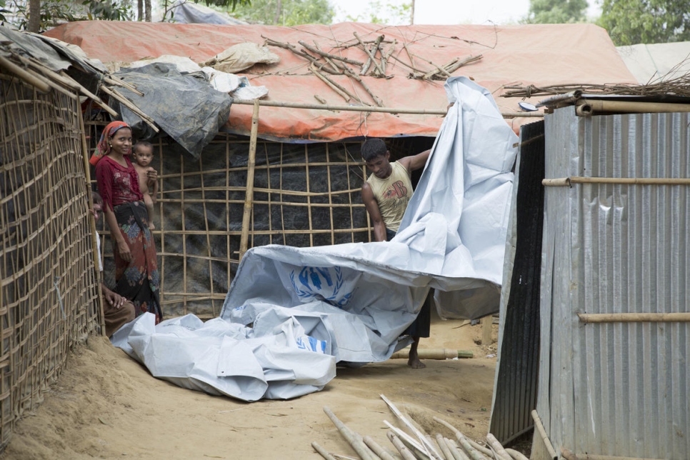 Refugiados rohingya preparan su hogar en Cox's Bazar para resistir las lluvias monzónicas. Foto de archivo, marzo de 2018.