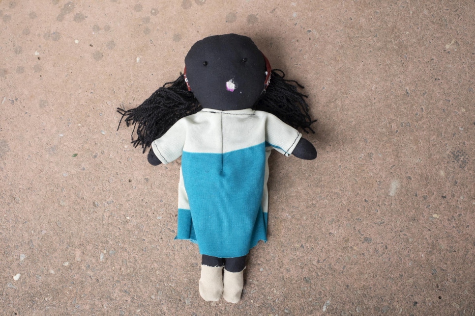 Una de las muñecas que la refugiada congoleña Kituza, de 25 años, ha fabricado en el campamento de refugiados de Maratane, Mozambique. 
