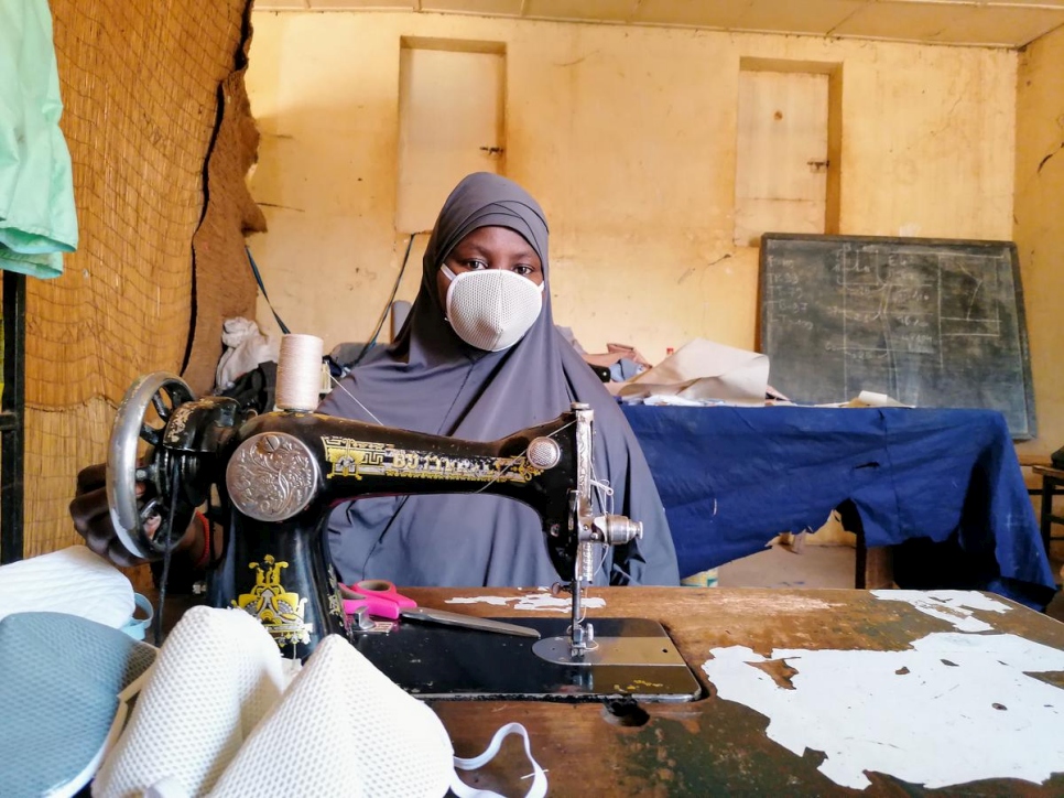 Zeinabou usa una de las 40 mascarillas que hace cada día en Niamey.