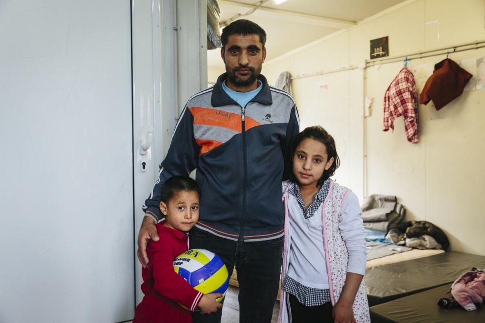 Un solicitante de asilo afgano con sus dos hijos en un centro de recepción en Fylakio, Grecia, en febrero de 2020. 