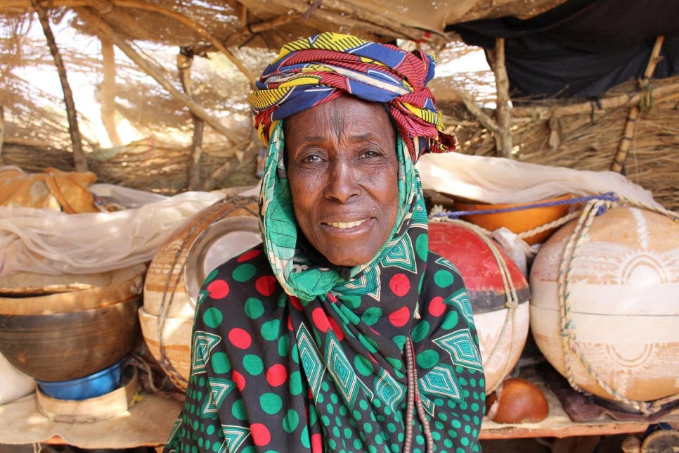 Aissa, de 50 años, es una de los 36.000 desplazados internos nigerianos que viven ahora en el centro de acogida de Intikane tras huir de la violencia en la zona fronteriza del país con Mali.