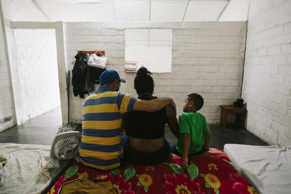 Una familia centroamericana espera la visita del Alto Comisionado de las Naciones Unidas para los Refugiados en un albergue en Tapachula, México, a finales del año pasado.