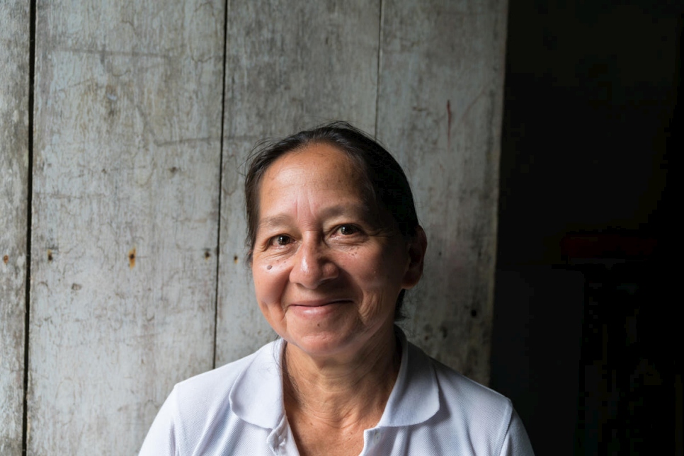 Alba Pinto, de 58 años, perdió a su esposo y sus tres hijos en el conflicto armado de Colombia y fue desplazada en 2005. Desde entonces, ha trabajado duro para abrir una tienda que venda útiles escolares y artículos de ferretería en Nueva Esperanza. 