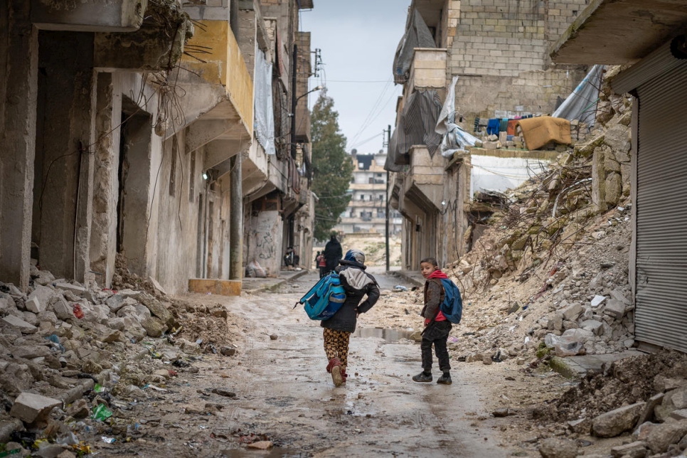 Civiles desplazados por el conflicto sirio atraviesan las ruinas de sus hogares después de regresar a la ciudad norteña de Alepo. 
