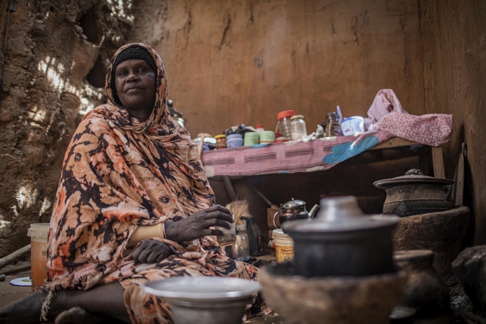 Zahra Abdurahman Musa Omer, de 55 años, se sienta en su alojamiento en el campamento de Abu Shouk, cerca de la ciudad de El Fasher, en el norte de Darfur, Sudán. Ella se desplazó por el conflicto en Darfur en 2004. 