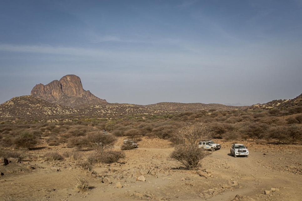 Un convoy de vehículos del ACNUR viaja a través de la cordillera de Jebel Mara en su camino a Kabkabiya, Darfur del Norte. La región montañosa fue testigo de violencia extrema y de desplazamiento a mediados de la década de 2000. 