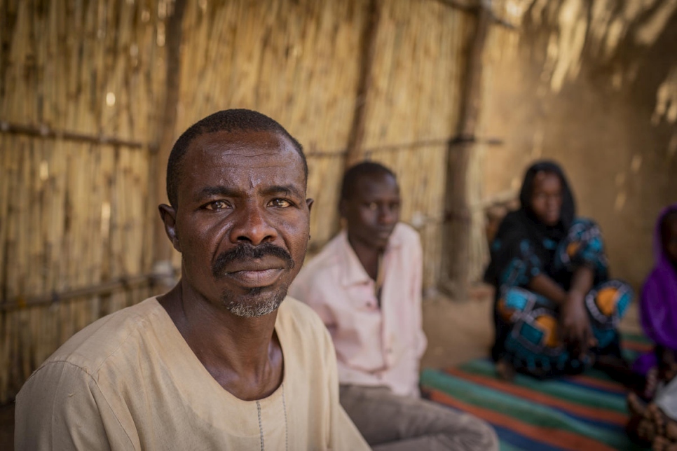 Ahmed Ishag Babiker, de 54 años, se sienta en su alojamiento en la ciudad de Kabkabiya, en el norte de Darfur, Sudán, con sus hijos. Él y su familia se desplazaron cuando grupos armados atacaron su aldea en Wadi Bare en 2004.