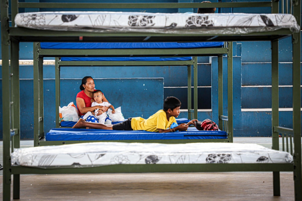 Una familia warao de Venezuela en un albergue en Manaos, Brasil, donde se reubicaron a raíz de la pandemia de COVID-19.