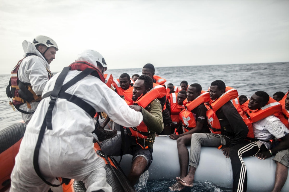 Tripulantes de la Estación Marítima de Ayuda a Migrantes del buque de búsqueda y rescate Phoenix realizan un salvamiento en el Mediterráneo en noviembre de 2016.