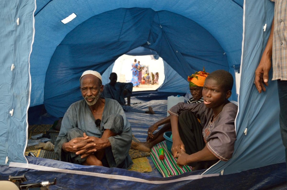 Un refugiado de edad avanzada junto a su familia poco después de llegar al campamento de Mentao, en la región del Sahel, en mayo de 2018. 