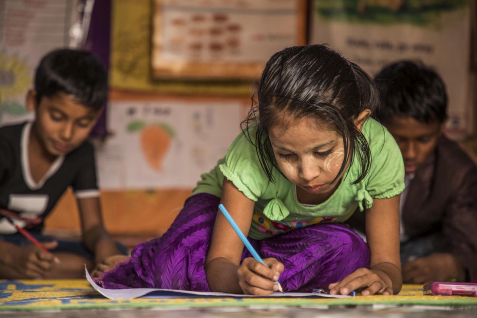 Asma, de 8 años, dibuja una imagen en el Centro de Aprendizaje Rose 2 en el campamento de refugiados de Kutupalong en Cox's Bazar, Bangladesh, el 27 de enero de 2020. 
