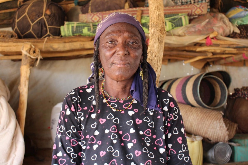 Esta mujer refugiada maliense trabajaba como asistenta de matrona en un centro de salud construido por ACNUR en Intikane, en la región de Tahoua, en Níger, tras haber huido de su país en 2012.