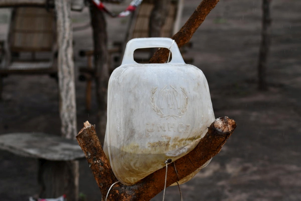 Un bidón lleno de agua asegurado en el tronco de un árbol en el complejo de Ferida en el asentamiento de Bele, República Democrática del Congo. 