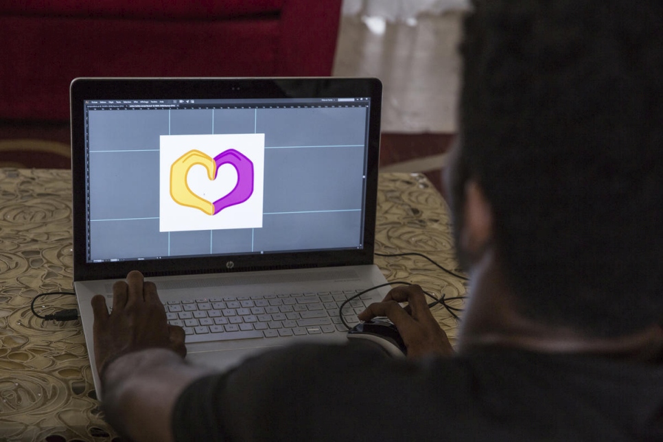 El diseñador gráfico marfileño O'Plérou da los últimos toques a su emoji para el Día Mundial del Refugiado 2020. 
