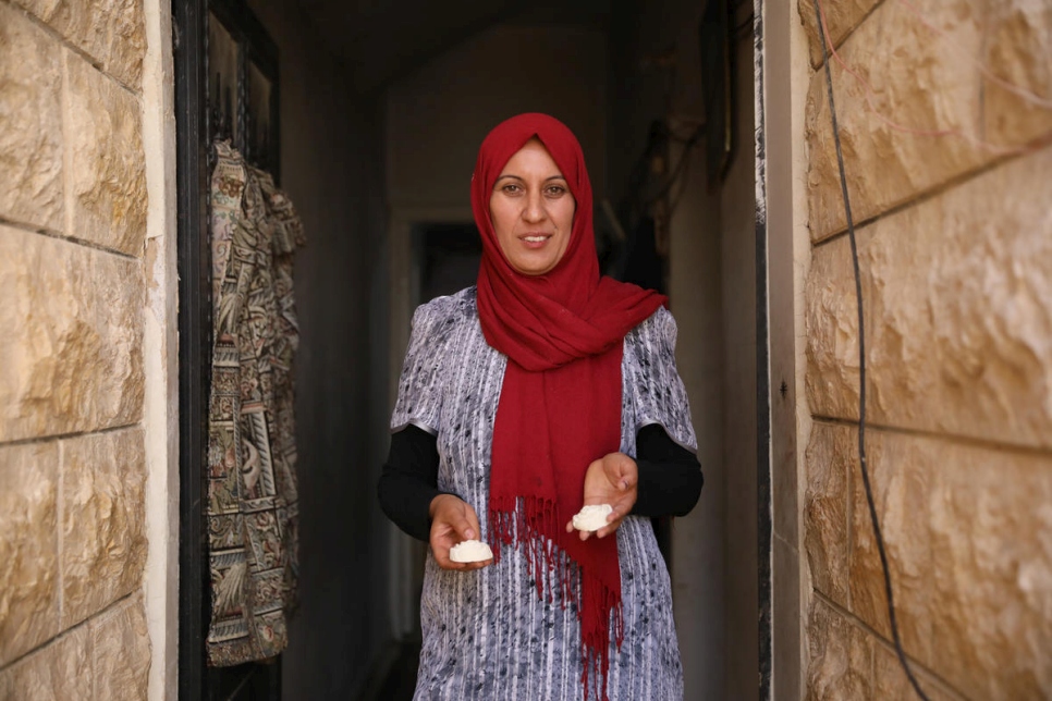 Después de completar un curso virtual sobre cómo hacer jabón, Midia Said Sido, refugiada siria, ha estado hacienda jabón en su casa para sus hijos y otras personas refugiadas en su comunidad al sur del Líbano.