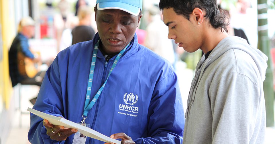 Trabajador de ACNUR en entrevista con persona de interés