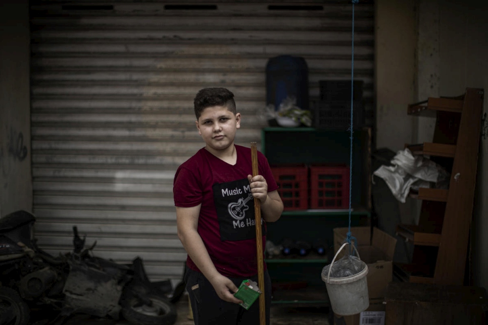 Bakr, refugiado sirio de 13 años, trabaja en un supermercado y entrega alimentos para mantener a su familia. 
