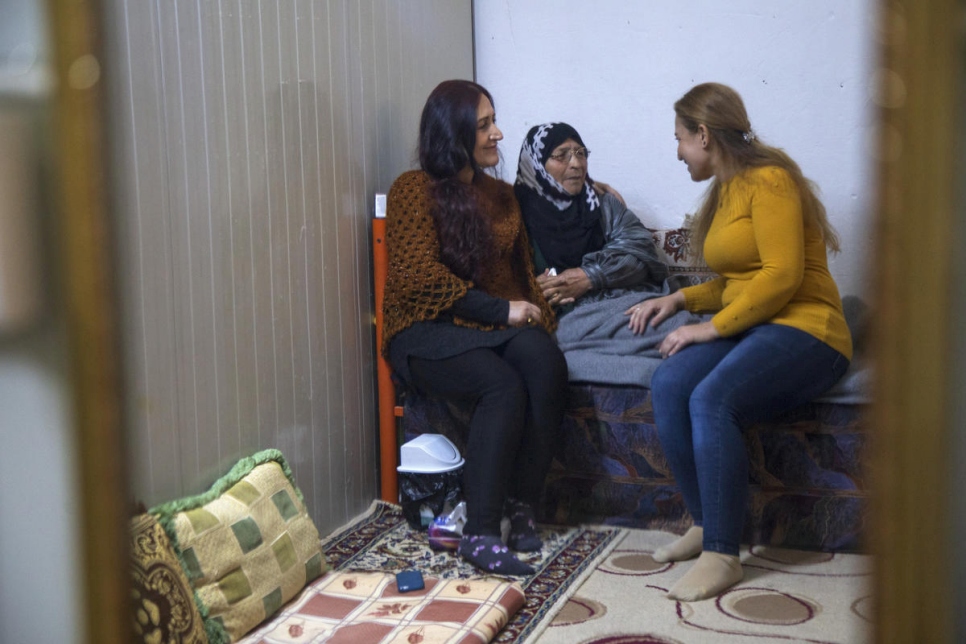 La refugiada siria Falak Selo (a la derecha) habla con su madre y su hermana en el campamento de Akre, al norte de Irak, donde brinda apoyo de salud mental a otras personas refugiadas (26 de enero de 2020).