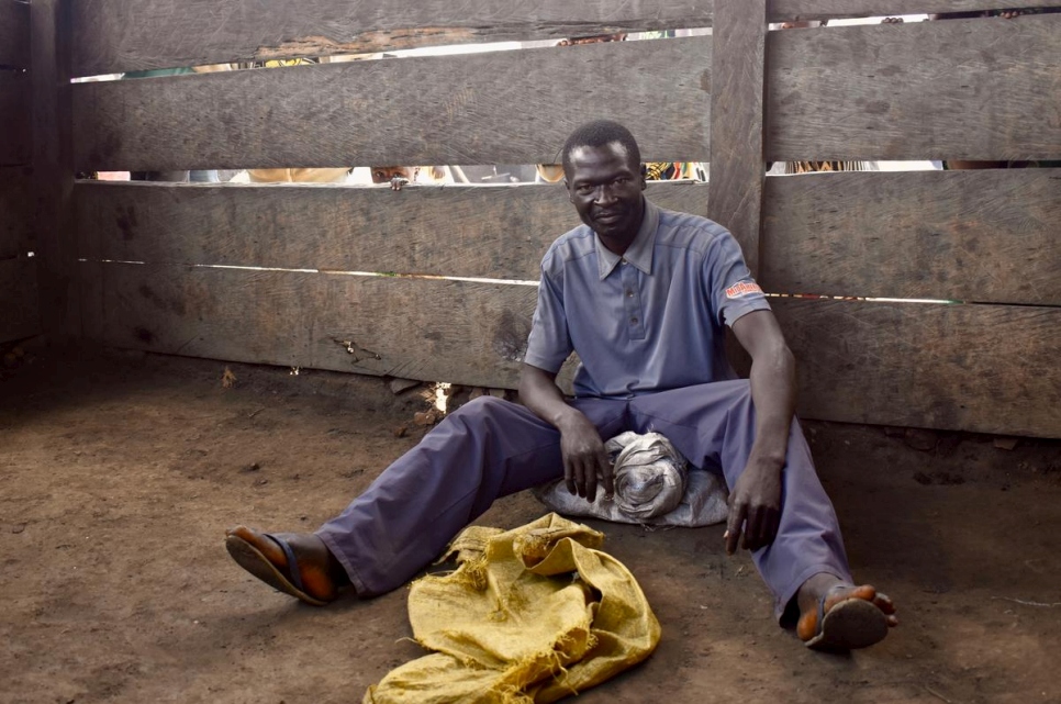 Dieudonné, de 40 años, con los efectos personales que pudo llevarse cuando tuvo que huir de manera apresurada de su aldea en el territorio de Djugu, en la República Democrática del Congo. Dieudonné llegó a un campo para desplazados internos en Bunia, en la provincia de Ituri, en abril de 2020. 