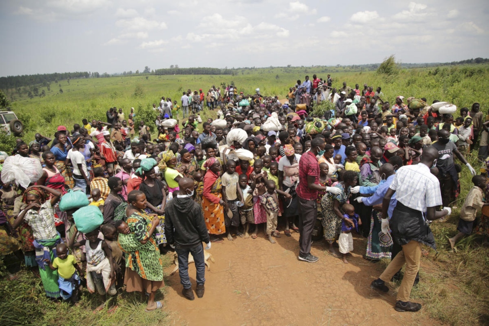 Solicitantes de asilo congoleños esperan su turno para los exámenes médicos en la localidad de Zombo, en la frontera entre la RDC y Uganda.