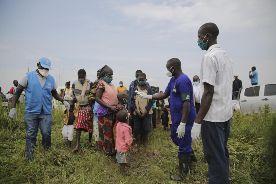 Los refugiados y solicitantes de asilo congoleños se someten a exámenes de salud cerca de la frontera en Zombo, Uganda, como una medida para prevenir la propagación de COVID-19 allí. 
