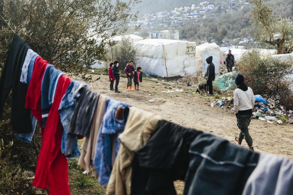 Un grupo de niños pequeños juega en un campamento improvisado adyacente al centro de recepción e identificación de Moria en la isla griega de Lesbos. 