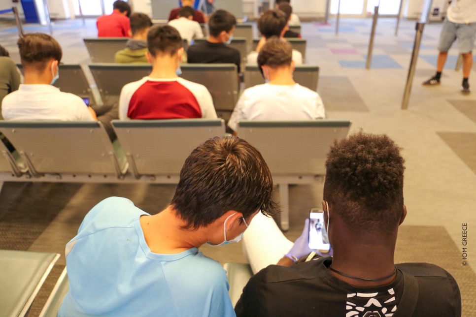 Un grupo de niños no acompañados espera para abordar un vuelo de Atenas a Lisboa, en el marco de un plan de reubicación de la UE. 