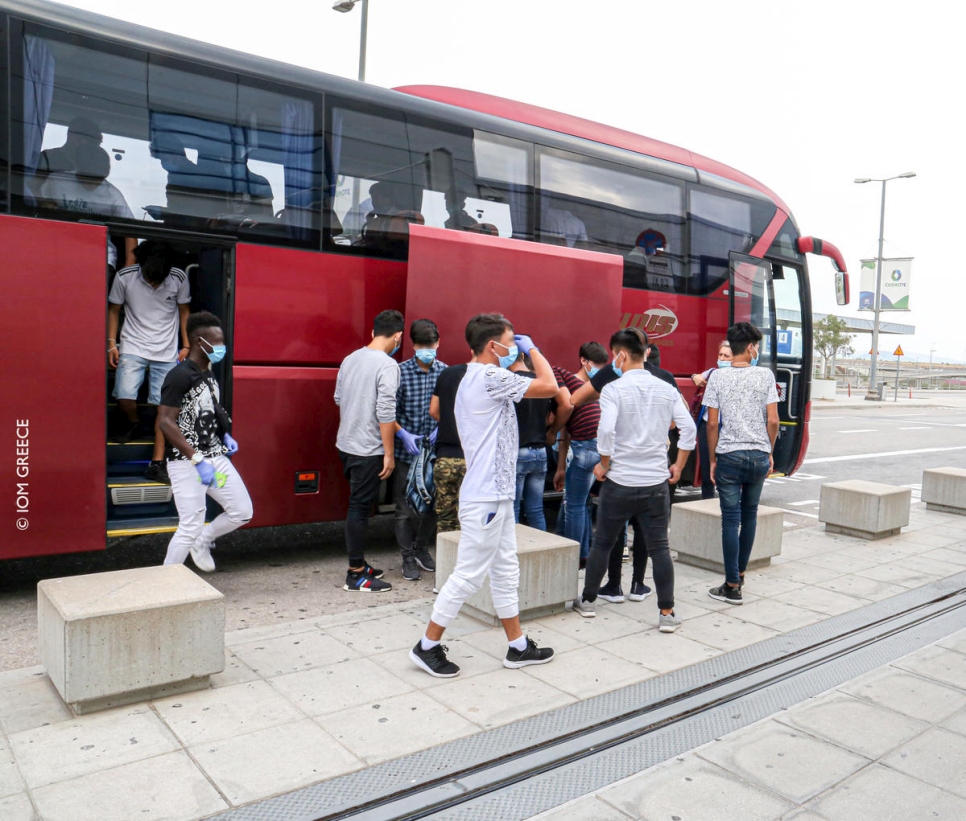 Un grupo de niños no acompañados llega al aeropuerto Eleftherios Venizelos de Atenas para su vuelo a Lisboa, en el marco de un plan de reubicación de la UE. 
