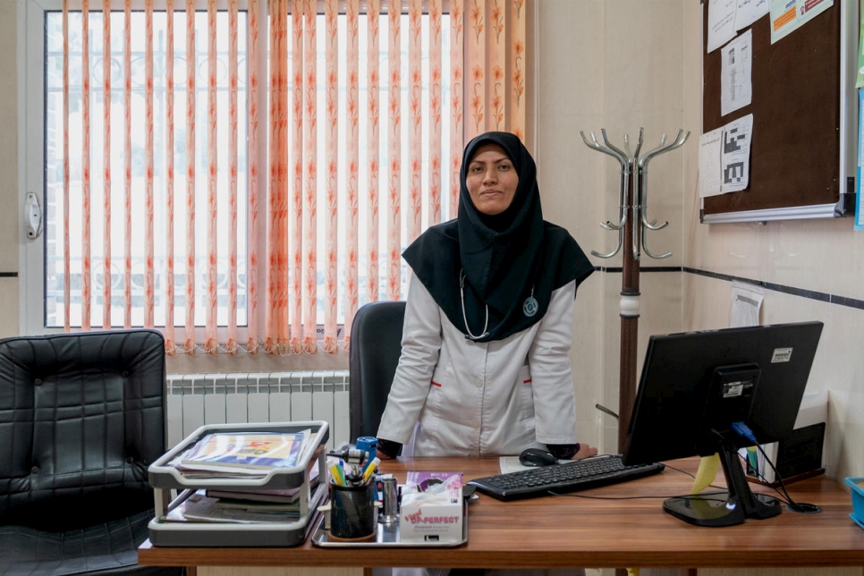 La Dra. Feezeh Hosseini en su consultorio en el centro de salud Razi, donde es jefa médica. 
