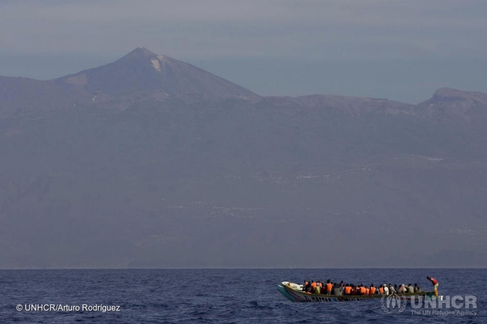 Un bote pesquero con decenas de personas a bordo frente a la isla de Tenerife, en las islas Canarias. 