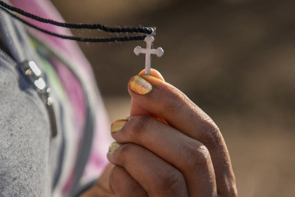 Samrawit sostiene un crucifijo, su única posesión restante de su hogar, en el Centro de Tránsito de Emergencia del ACNUR en Gashora, Ruanda. 