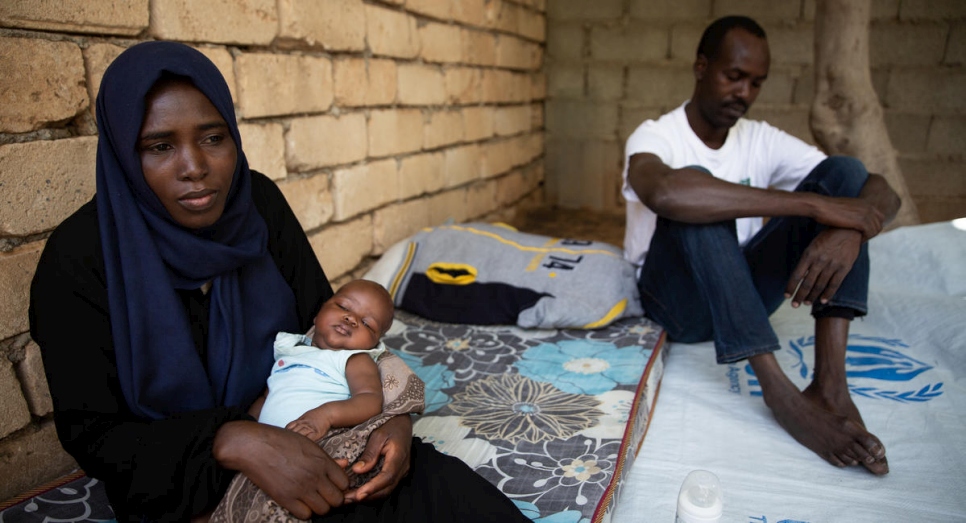 La recién nacida Afnan dormita en brazos de su madre Halima frente a su casa en Trípoli, Libia. 
