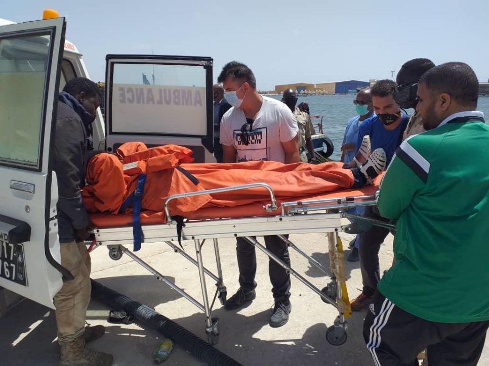 El único superviviente entre los pasajeros de un bote a la deriva frente a la costa del África Occidental es subido a una ambulancia para ser trasladado a Nuadibú, en Mauritania, el 6 de agosto de 2020. 