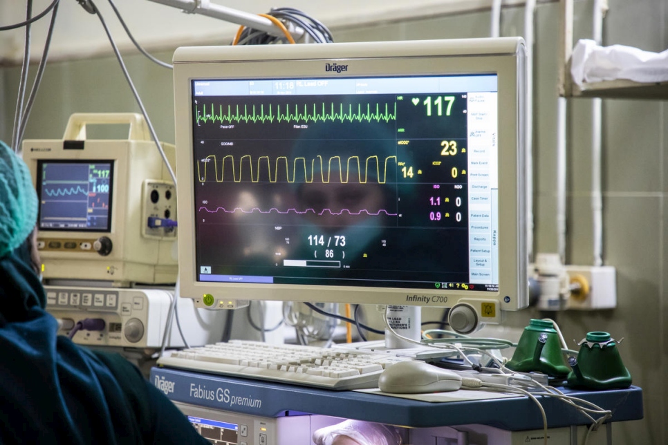 Una máquina monitorea los signos vitales de un paciente.