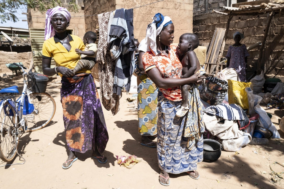 Mujeres exhaustas forzadas a huir de sus hogares llegan a la ciudad de Kaya tras recorrer 150 kilómetros a pie para huir de la escalada de violencia en Burkina Faso. El país ya cuenta con más de un millón de personas desplazadas internas.