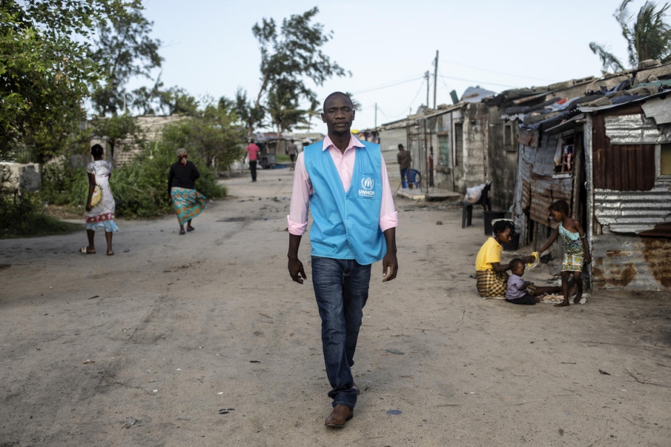Luis Jose Faife camina por las calles de un asentamiento en Beira, que fue devastado por el ciclón Idai el año pasado. 