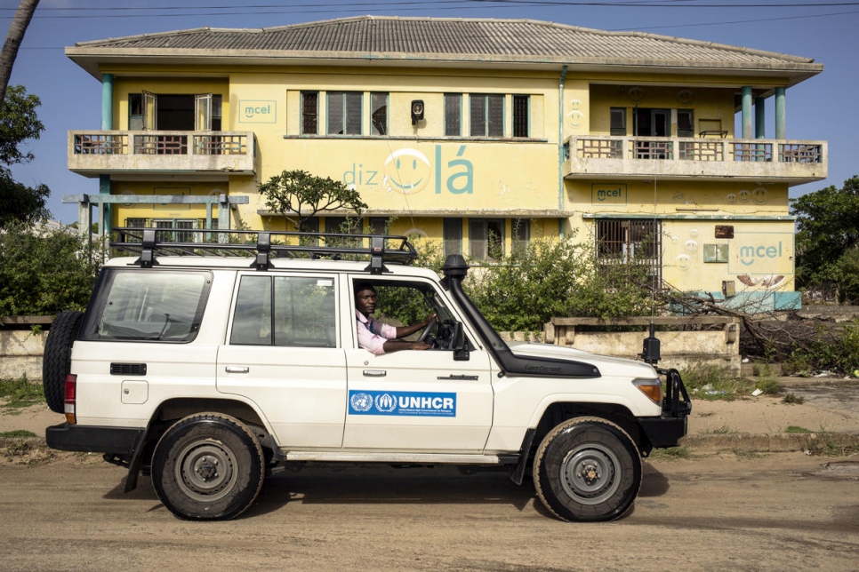 Luis Jose Faife sentado en su vehículo del ACNUR en Beira, Mozambique. 