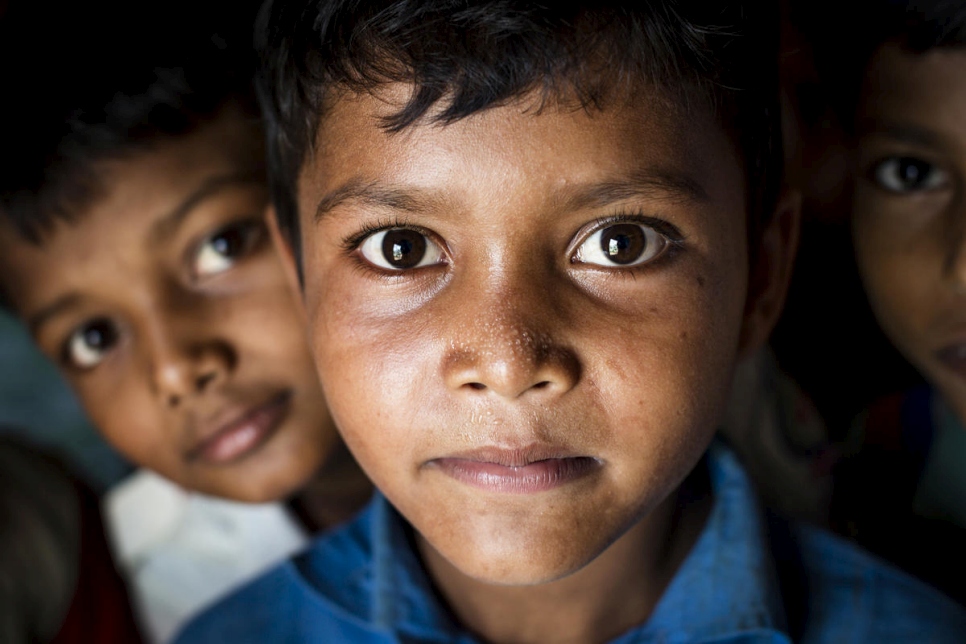 Niños rohingya en un espacio adaptado para menores en el campamento de refugiados de Kutupalong, en Bangladesh, en julio de 2019.