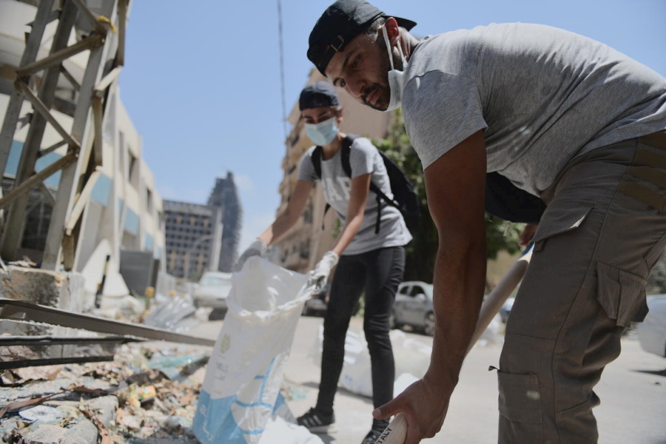 Los voluntarios retiran los escombros en el distrito de Gemmayze en Beirut, muy afectado.